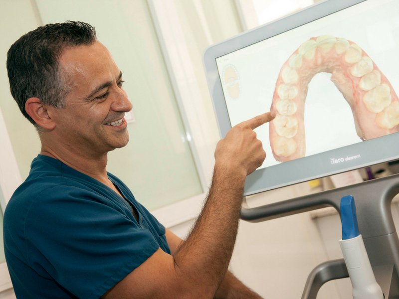 ¿Se puede comer y beber usando la ortodoncia invisible de Invisalign?